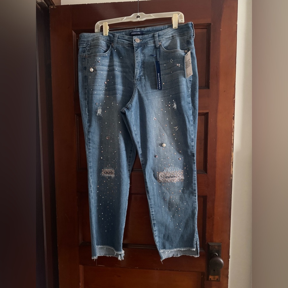 Bandolino bedazzled trendy cropped jeans. 💙